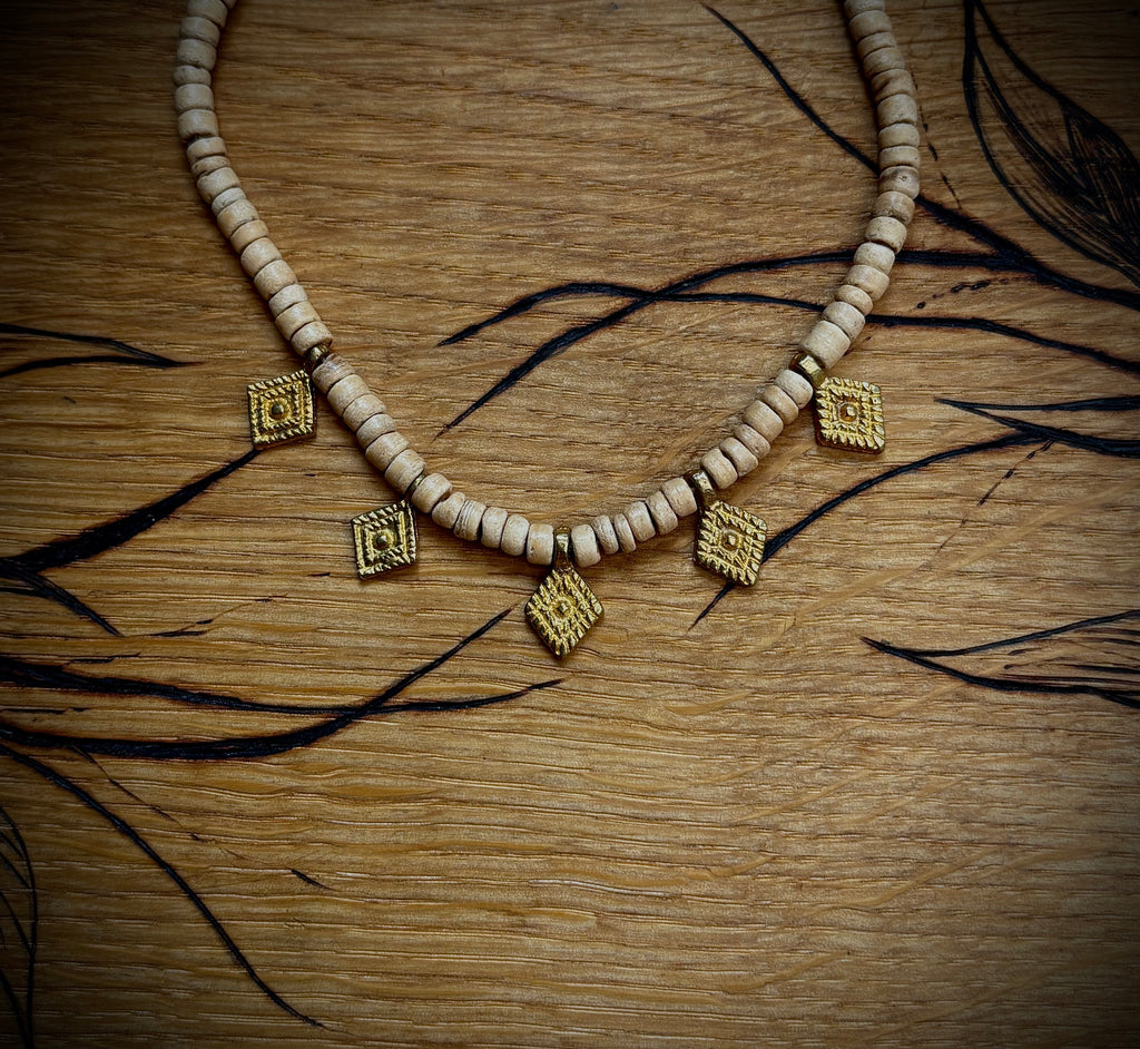 Ama coconut necklace